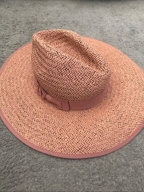 Wide-Brim Straw Hat in Dusty Pink
